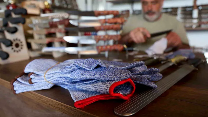 Elazığ'da 40 yıllık kasaplık yapan Şenol Çopur, Kurban Bayramı öncesi
