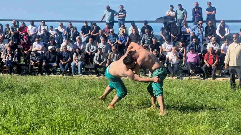 Düzce'nin Akçakoca ilçesine bağlı Balatlı Köyü'nde düzenlenen Geleneksel Karakucak Güreşleri'nde