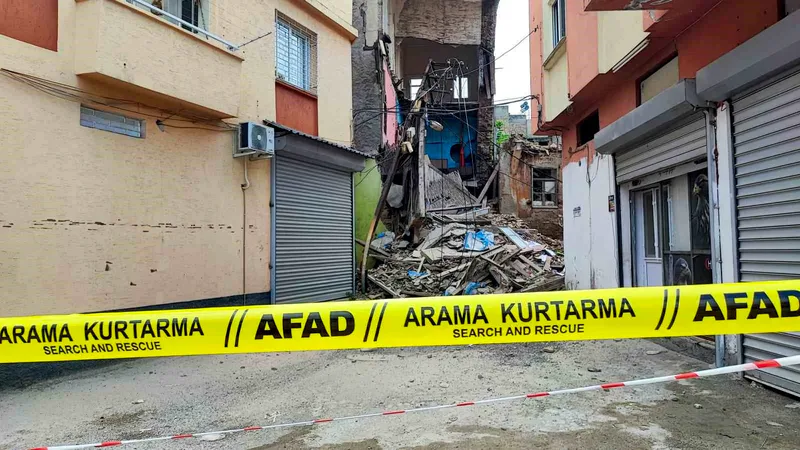 Adana Seyhan'da sağanak yağış ve ardından yaşanan 4.9 büyüklüğündeki depremin