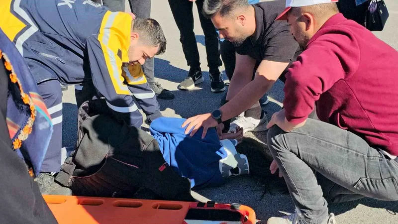 Bitlis'in Adilcevaz ilçesinde bayram ziyaretinden dönenleri taşıyan hafif ticari araç,