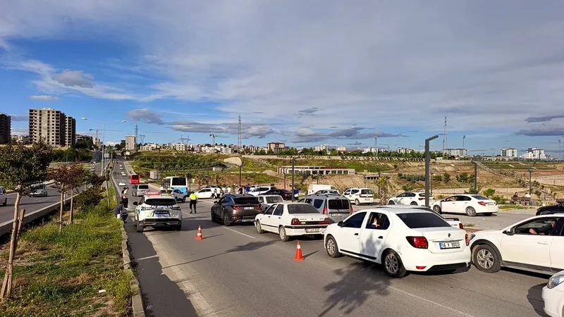 Adıyaman'da Eğriçay Köprüsü yakınlarında meydana gelen kazada minibüs ve otomobil