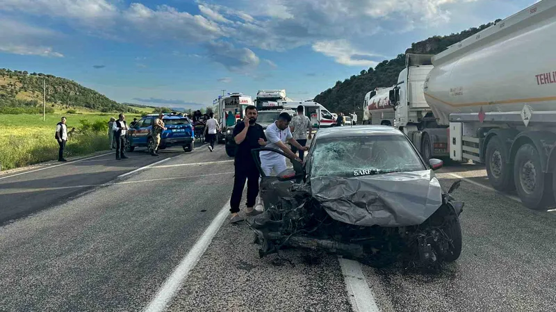 Adıyaman'ın Gölbaşı ilçesinde iki otomobilin kafa kafaya çarpıştığı trafik kazasında