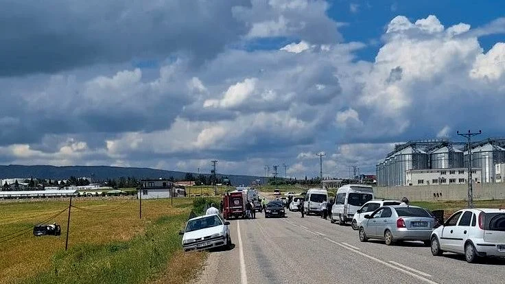Adıyaman'ın Kahta-Sincik karayolunda meydana gelen trafik kazasında 3 kişi yaralandı.