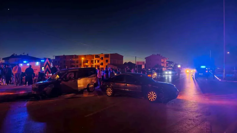 Afyonkarahisar'ın Çayırbağ ilçesi çıkışında iki otomobilin çarpışması sonucu 4 kişi