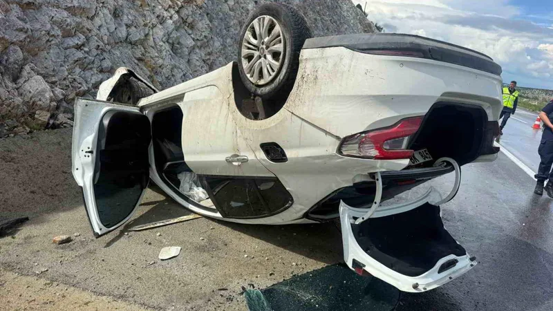 Afyonkarahisar'ın Emirdağ ilçesinde kontrolden çıkan otomobil takla atarak refüje girdi.