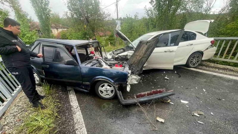 Afyonkarahisar'ın Hocalar ilçesine bağlı Yeşilhisar köyü yakınlarında meydana gelen trafik
