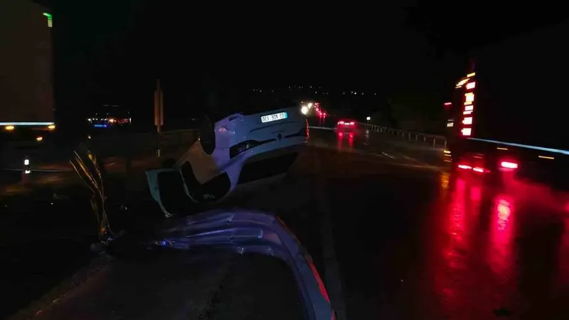 Afyonkarahisar'da meydana gelen trafik kazasında kontrolden çıkan otomobil takla atarak