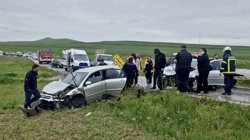 Çorum'un Alaca ilçesinde iki otomobilin çarpışması sonucu 6 kişi yaralandı.