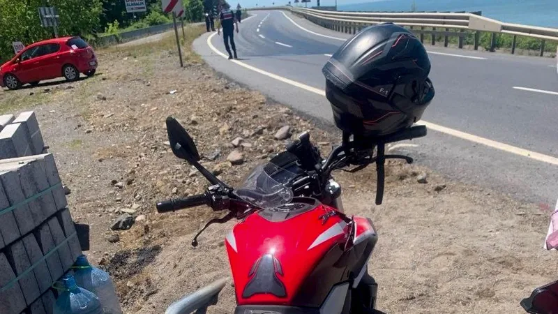 Zonguldak'ın Alaplı ilçesinde meydana gelen trafik kazasında otomobil, Yığılca yoluna