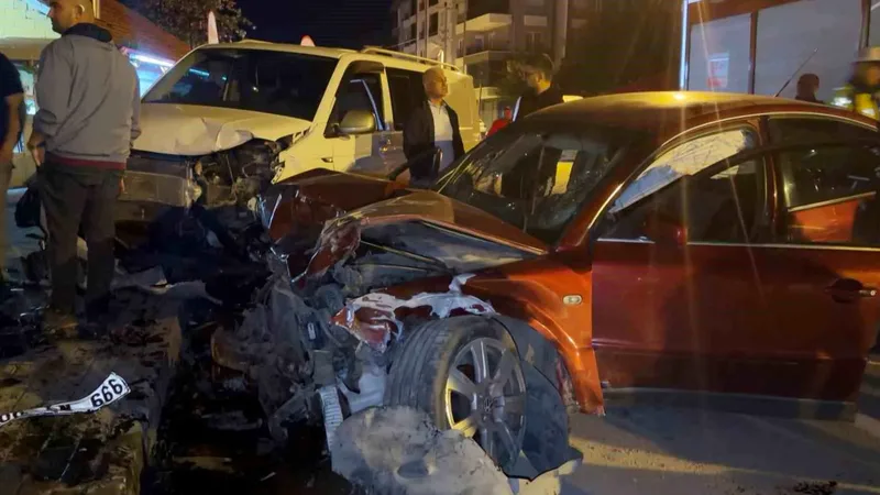 Aksaray'da alkollü sürücünün kontrolünü kaybettiği otomobil, park halindeki 4 araca