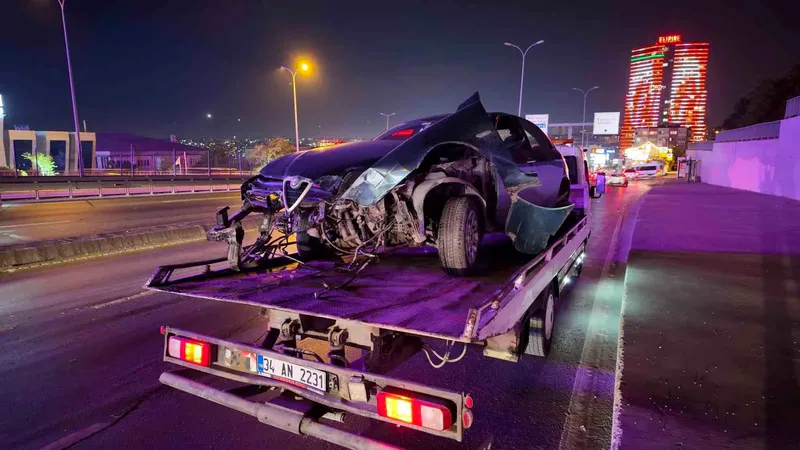 İstanbul Avcılar'da alkollü sürücü, E-5 kara yolunda aydınlatma direğine çarparak