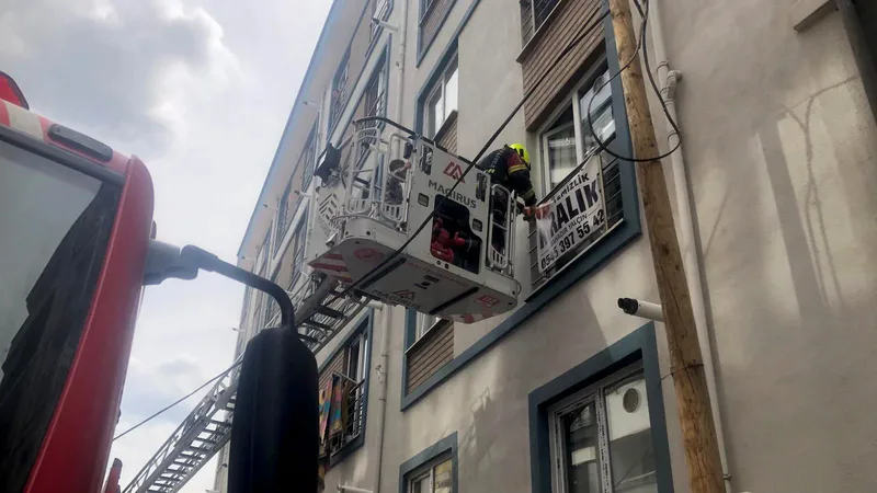 Balıkesir Altıeylül ilçesinde 5 katlı apartmanda çıkan yangın paniğe yol