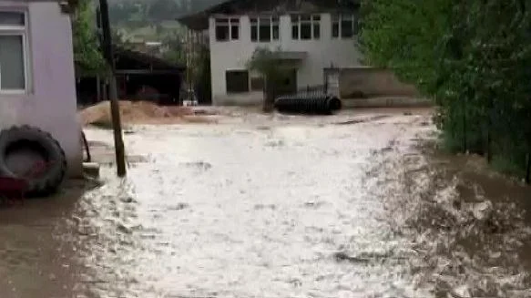 Amasya'nın Göynücek ilçesine bağlı Karaşar köyünde etkili olan şiddetli yağmur,