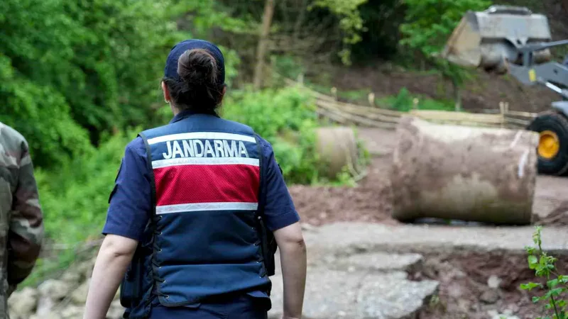 Kocaeli'nin Gölcük ilçesinde bayram ziyaretinden dönen anne ve oğlu, şiddetli