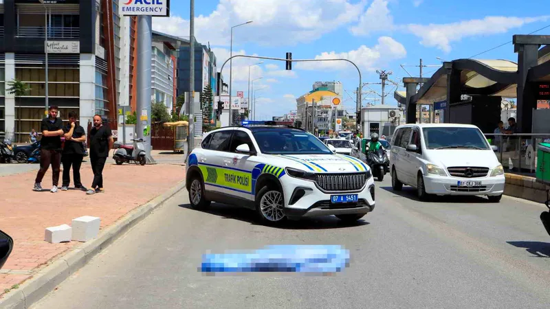 Antalya'da yolun karşısına geçmeye çalışan 13 yaşındaki Emirhan Soytürk, süratli