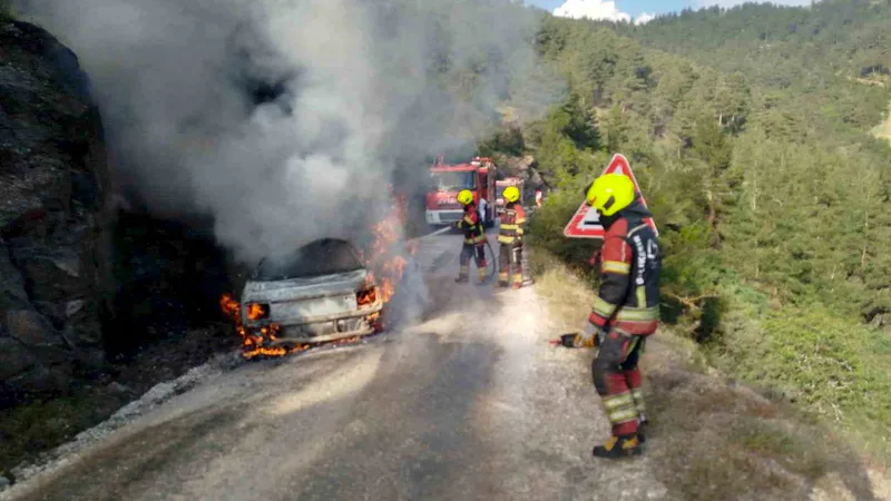 Balıkesir Dursunbey'de 16 AKU 039 plakalı araçta çıkan yangın, ormanlık