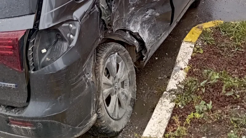 E-87 karayolu Ayvalık geçişinde tır ile otomobilin çarpıştığı şiddetli kazada