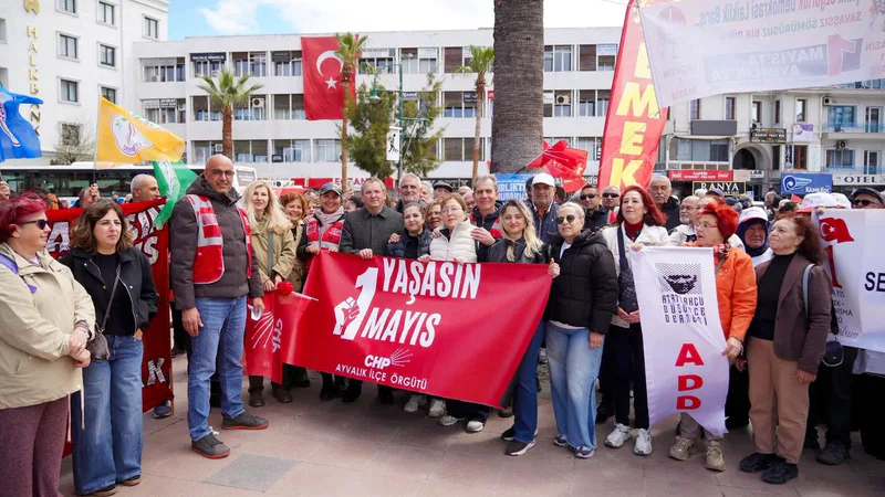 Ayvalık'ta 1 Mayıs İşçi ve Emekçi Bayramı kortej yürüyüşü ve