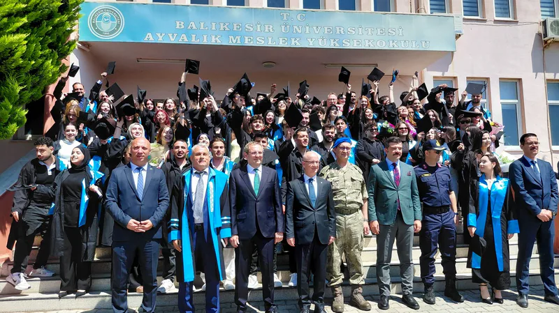 Balıkesir Üniversitesi Ayvalık Meslek Yüksekokulu 2025-2026 mezuniyet töreni coşkuyla gerçekleştirildi.