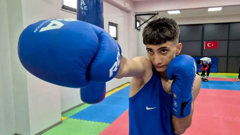 Tekirdağlı genç boksör Azat Kaya, Bayburt'ta düzenlenen Okul Sporları Türkiye
