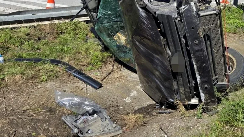 Samsun'un Bafra ilçesinde hafif ticari aracın takla atarak kanala düşmesi