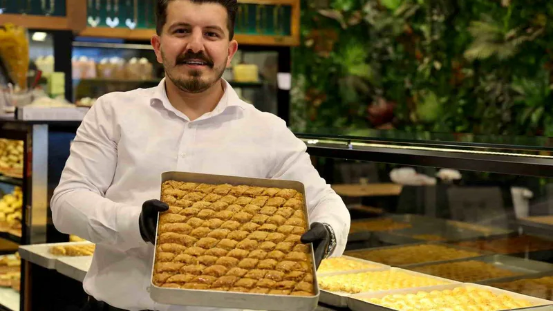 Kurban Bayramı öncesinde tatlı üreticisi Mehmet İkiz, soğuk baklavanın buzdolabında