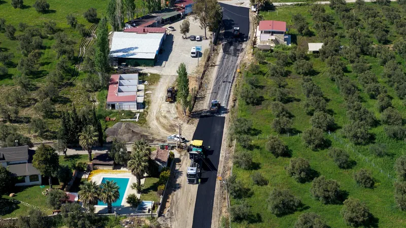 Balıkesir Büyükşehir Belediyesi, Gömeç'te Karaağaç-Artur arasındaki 4,6 km'lik yolda asfalt