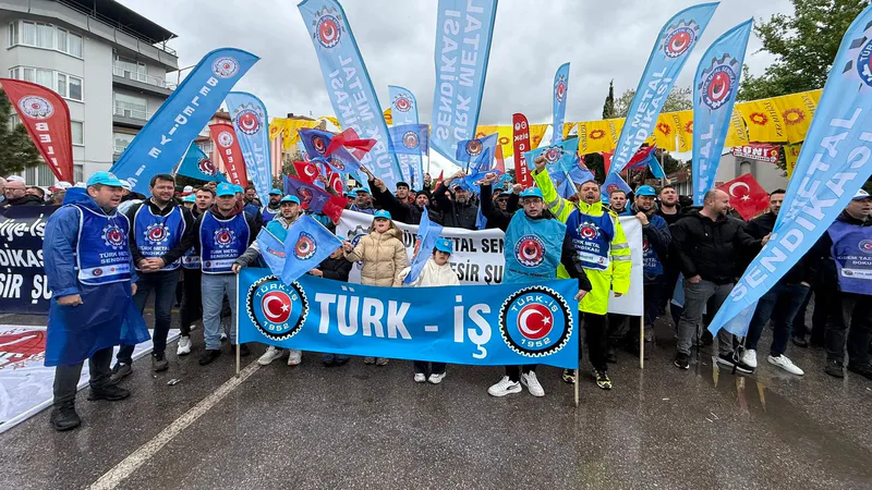 Balıkesir'de 1 Mayıs İşçi ve Emekçi Bayramı coşkuyla kutlandı. Yüzlerce