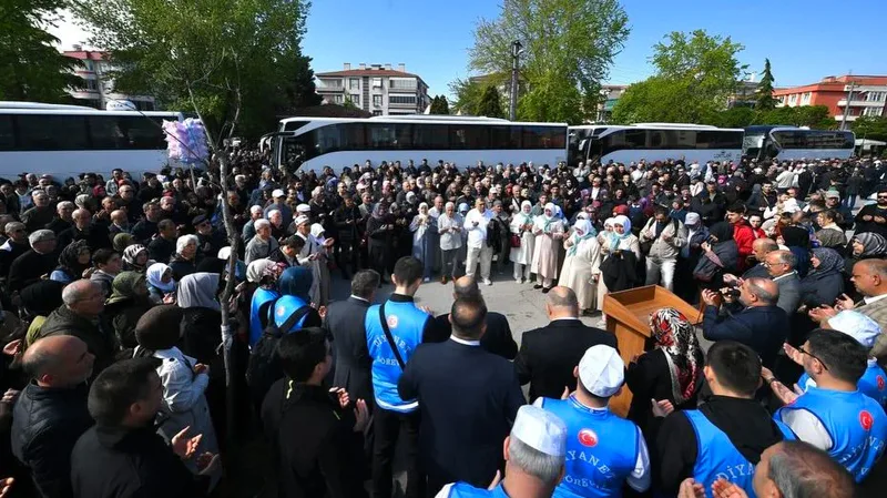 Balıkesir'de kutsal topraklara gidecek hacı adayları için görkemli bir uğurlama