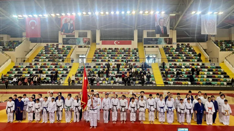 Balıkesir'de düzenlenen Judo Minikler İl Birinciliği müsabakalarında minik judocular ter