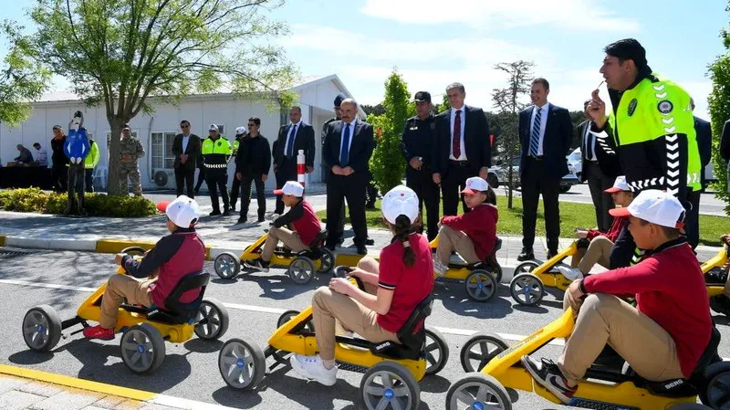 Balıkesir'de 'Bir Kural, Bir Ömür' mottosuyla düzenlenen Karayolu Trafik Haftası