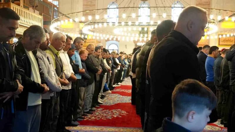 Balıkesir'de il protokolü ve vatandaşlar, tarihi Zağnospaşa Cami'nde bayram namazı
