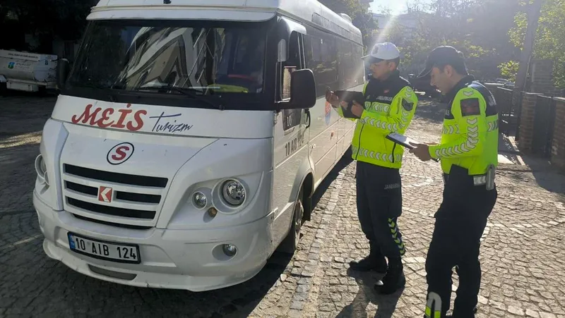 Balıkesir İl Jandarma Komutanlığı, okul çevrelerinde binlerce kişi ve araç