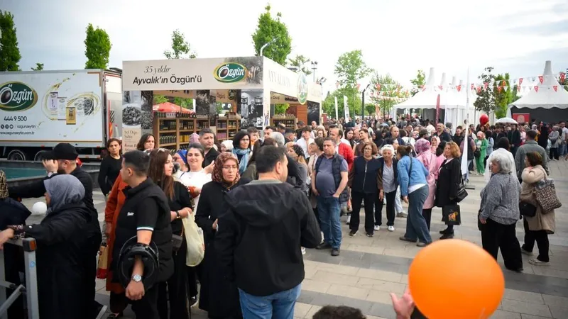 Balıkesir'de düzenlenen 1. Uluslararası Gastronomi Festivali'nde 50 metrelik dev kokoreç