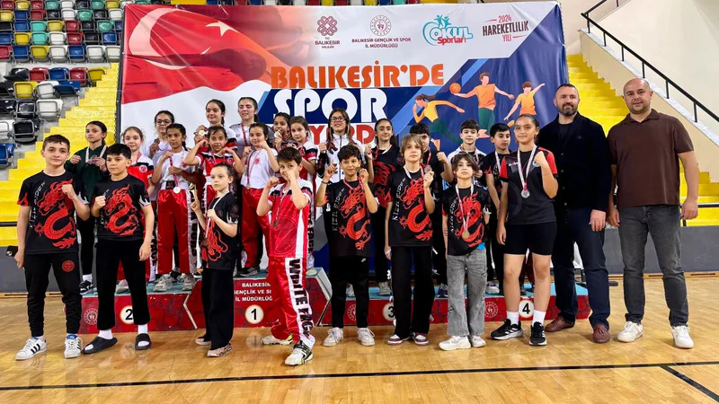 Balıkesir'de düzenlenen Kickboks Kupası'nda genç sporcular kıran kırana mücadele etti.