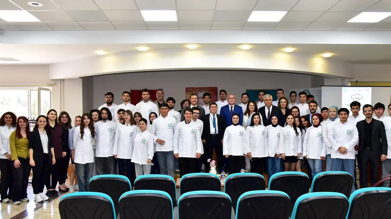 Balıkesir Üniversitesi Turizm Fakültesi'nde gastronomi öğrencileri için şef ceketi giyme