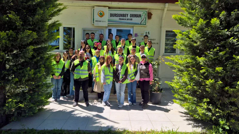 Balıkesir Üniversitesi Dursunbey Meslek Yüksekokulu Ormancılık Bölümü öğrencileri, fidan üretiminin
