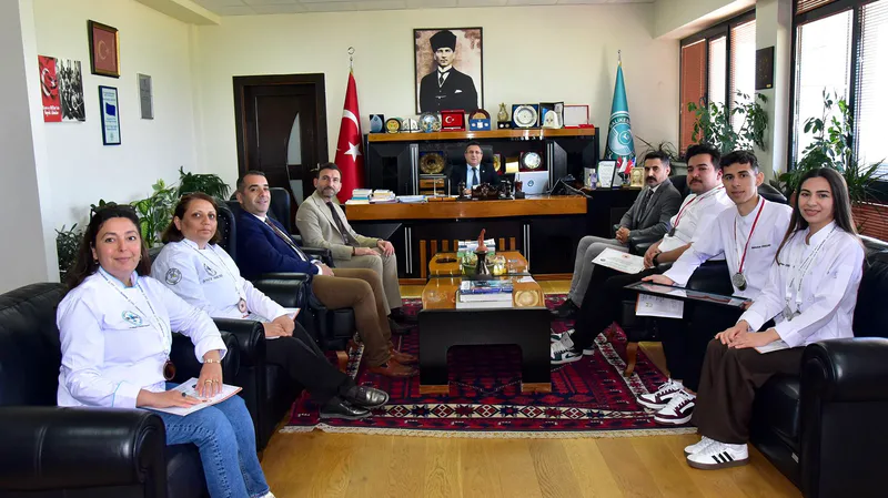 BAÜN Burhaniye Uygulamalı Bilimler Fakültesi öğrencileri, İzmir Alaçatı'daki uluslararası yemek