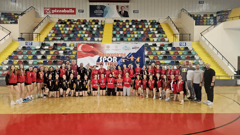Balıkesir'de Gençlik Haftası kapsamında düzenlenen Voleybol Gençlik Kupası'nda şampiyonlar belli