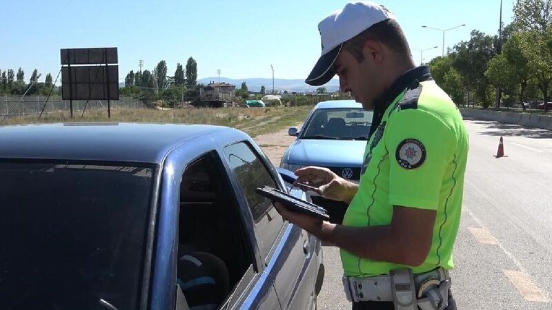 Balıkesir’de polis ekipleri uyuşturucu, kaçakçılık ve trafikte yoğun denetim gerçekleştirdi.