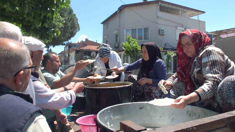 Burhaniye ilçesinde, Cumhuriyet Mahallesinde 30 yıllık geleneksel mahalle hayrı yapıldı.