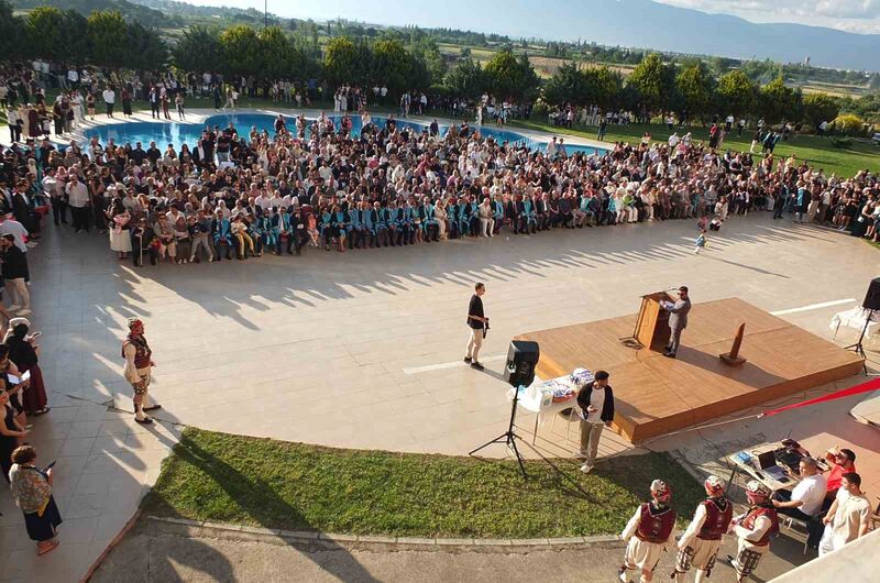Burhaniye ilçesinde, Uygulamalı Bilimler Fakültesi ilk mezunlarını verdi. Fakülteden mezun