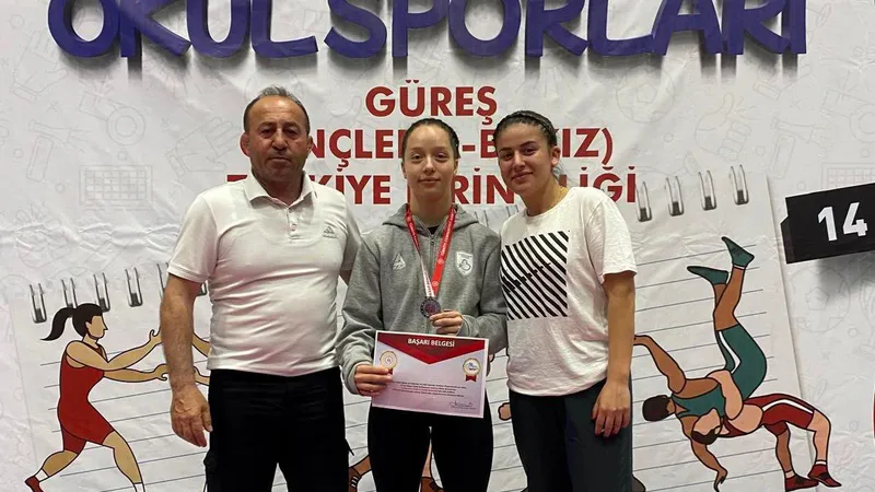 Samsun'da düzenlenen Okullararası Gençler B Güreş Türkiye Şampiyonası'nda Balıkesirli sporcular