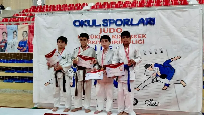 Bilecik'te düzenlenen Okul Sporları Judo Küçükler Türkiye Şampiyonası'nda Balıkesirli sporcular