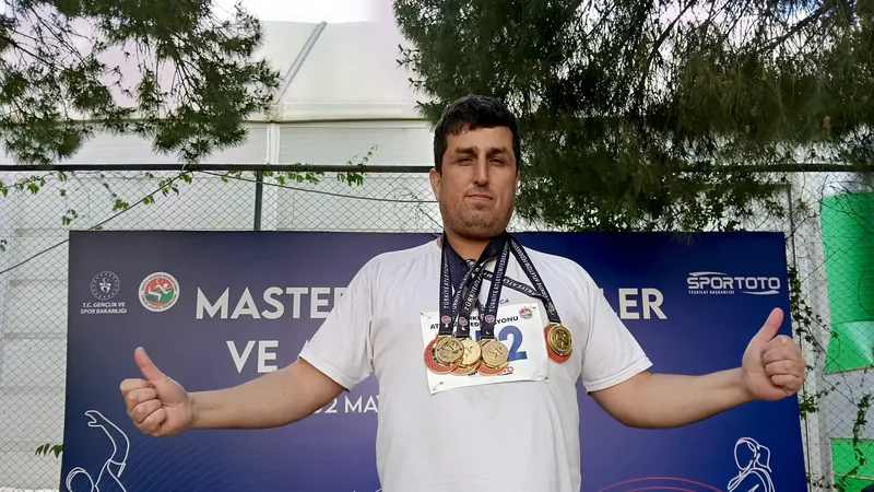 İzmir'de düzenlenen Türkiye Masterler Atmalar ve Mesafeler Şampiyonası'nda Balıkesirli veteran