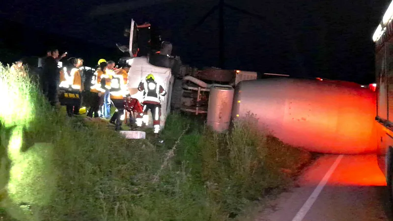 Bandırma Sahilyenice yolunda kontrolden çıkan beton mikseri devrildi. İtfaiye ekipleri