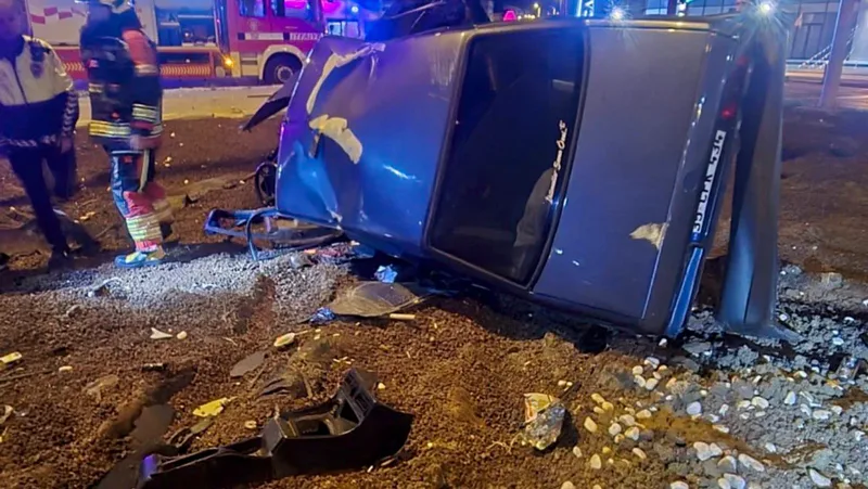 Balıkesir'in Bandırma ilçesinde meydana gelen trafik kazasında araç içinde sıkışan