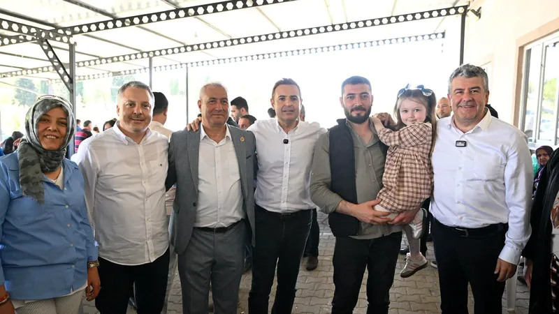 Balıkesir Büyükşehir Belediye Başkanı Ahmet Akın, Karesi ilçesindeki mahallelerde düzenlenen