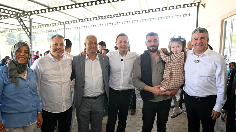 Balıkesir Büyükşehir Belediye Başkanı Ahmet Akın, Karesi ilçesinde düzenlenen hayırlarda