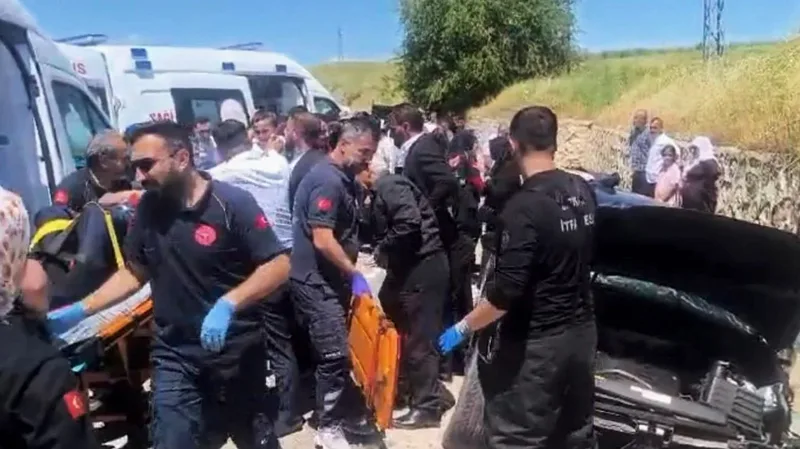 Batman'ın Bıçakçı köyü mevkiinde meydana gelen trafik kazasında sürücünün direksiyon